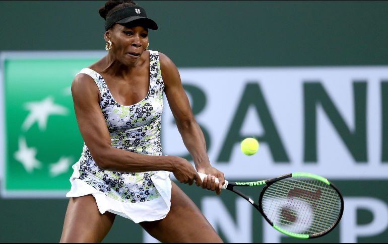 Venus Williams regresa una bola a la española Carla Suárez, a quien venció por parciales de  6-3 y 6-2. AFP/M. Stotockman