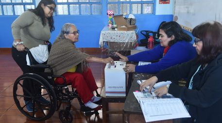 Los costarricenses disponen de seis mil 542 juntas receptoras de votos repartidas en dos mil 087 centros de votación en todo el país AFP /