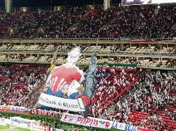 Una chiva rojiblanca custodiada por La Minerva y la Catedral apareció en las gradas del estadio. EL INFORMADOR/J. Robles