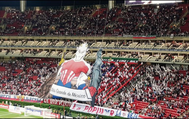 Una chiva rojiblanca custodiada por La Minerva y la Catedral apareció en las gradas del estadio. EL INFORMADOR/J. Robles