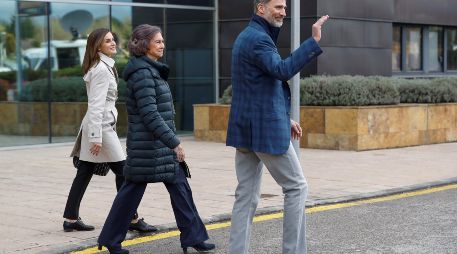 La reina Letizia y la reina madre, Sofía, visitaron en el hospital al rey Juan Carlos. EFE/ E. Naranjo