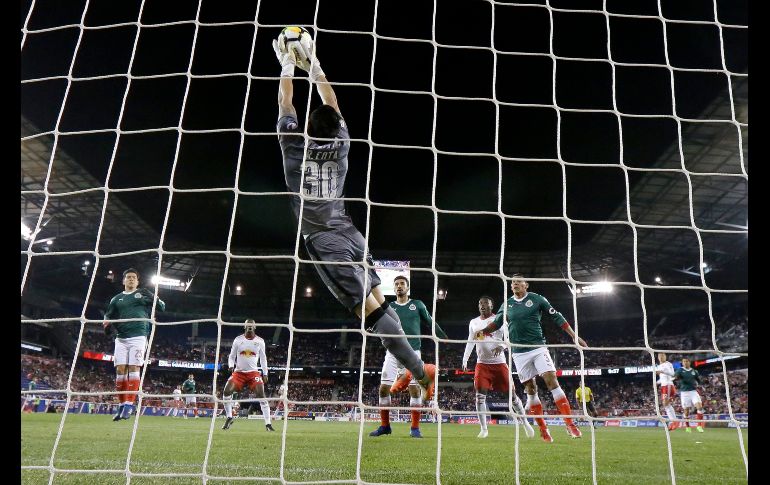 La buena actuación de Rodolfo Cota, en la portería de Chivas, fue clave para conseguir el pase a la final. AP / J. Cortez