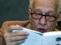 Poniatowska recuerda momentos luminosos como cuando Pitol se preparaba para recibir el Premio Cervantes 2005. SUN / ARCHIVO