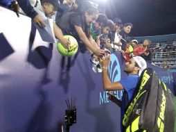 Tras su participación, Manuel Sánchez firmó autográfos para sus seguidores. TWITTER / @JaliscOpen