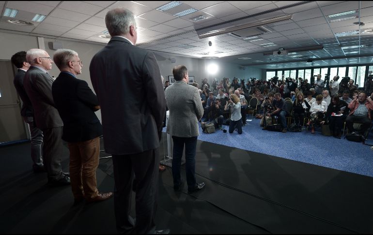 Los alcaldes, Jean René Etchegaray y Raymond Kendall  precisan que quieren la mayor asistencia de representantes políticos. AFP / I. Gaizka