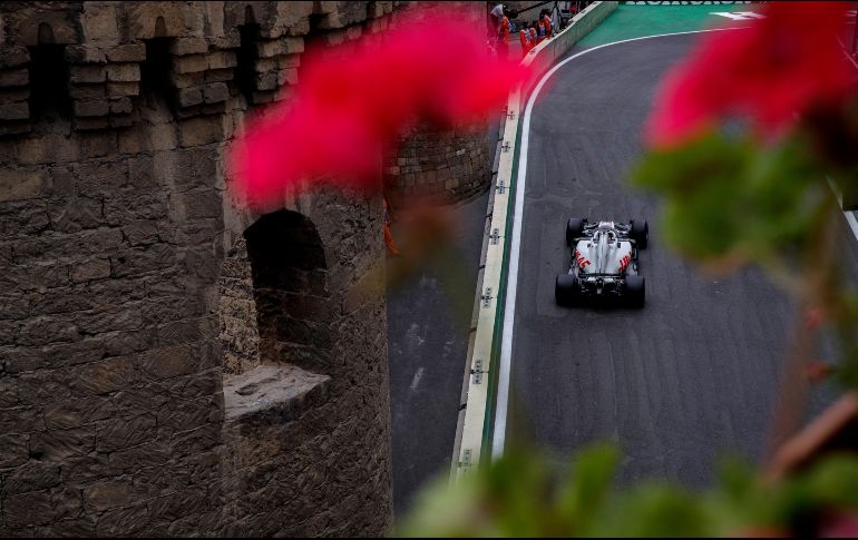 Grosjean tuvo que detener su monoplaza en las primeras vueltas, pues dijo que algo estaba roto en su caja de cambios. EFE / V. Xhemaj