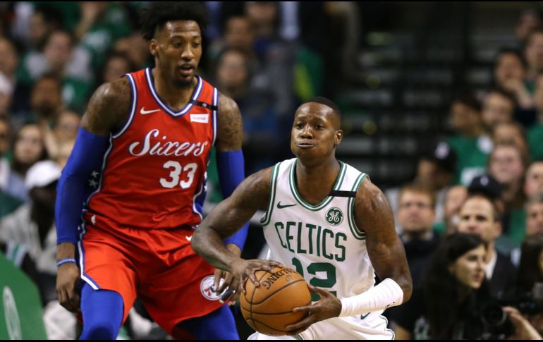 Terry Rozier (#12) comandó el ataque de los Celtics, al encestar 29 puntos anoche. AFP/M. Meyer