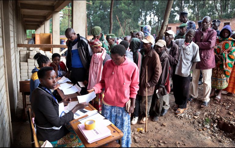 Los colegios electorales abrieron alrededor de las 06:00 de la mañana hora local, custodiados por la policía. AP/B. Mugiraneza