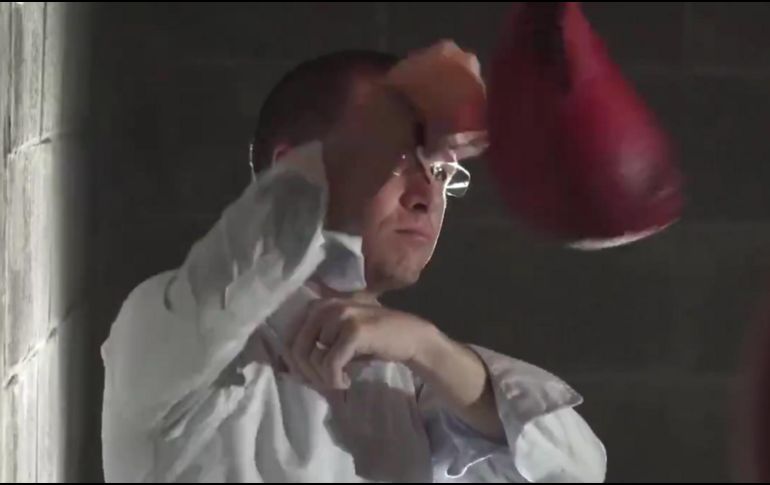 El candidato ha sido criticado por los cibernautas por el video, debido a que porta sus lentes y camisa de vestir. TWITTER / @RicardoAnayaC