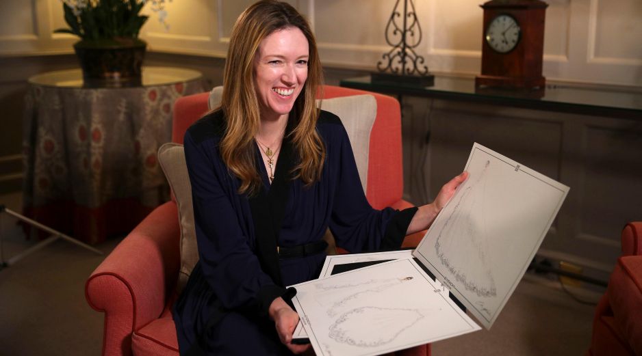 La modista cuenta que el príncipe Enrique se le acercó y le dio las gracias por su creación. AFP / H.  Mckay