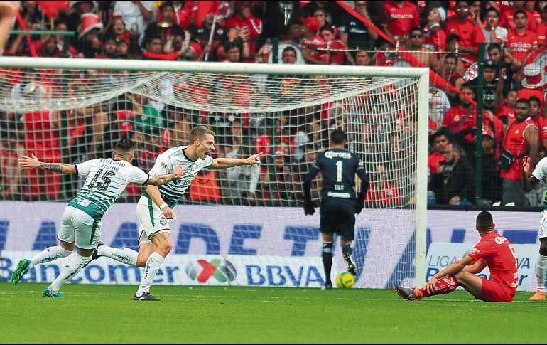 Apenas a los 9 minutos de acción, Julio Furch se hace presente en el marcador para poner en ventaja al Santos. AFP
