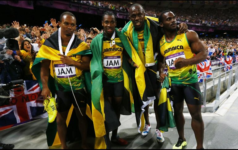 El error de Carter (en el extremo derecho) priva a Bolt (a su lado) de la perfección olímpica. EFE/Archivo