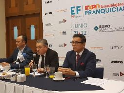 Jude García Aguilar (centro), director de Expo Franquicias, añadió que esperan entre cinco mil 800 y seis mil 200 visitantes. EL INFORMADOR / A. Gallegos