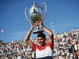 Festejo. Marin Cilic celebra con su trofeo de campeón tras coronarse en el torneo de Queen’s. EFE