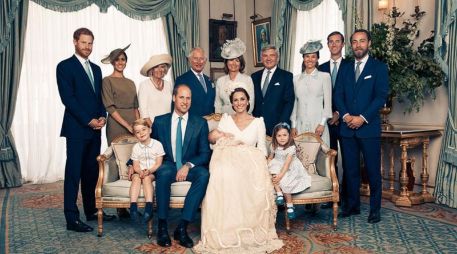 Esta es la primera vez que el príncipe Guillermo y Catalina posan con sus tres hijos. CORTESÍA/Kensington Palace