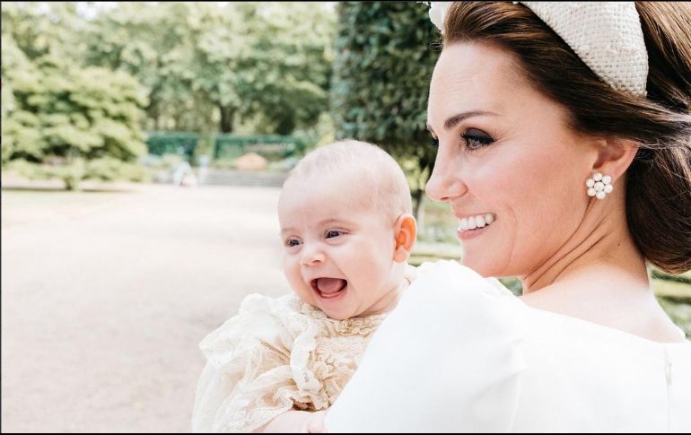 Varios minutos después, el palacio de Kensington divulgó una foto extra, donde se aprecia a un sonriente príncipe Luis. CORTESÍA/Kensington Palace