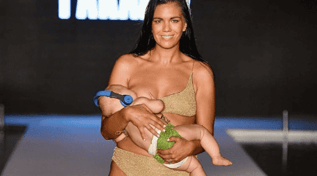 La bebé usaba un pañal verde y llevaba audífonos que la aislaron de la fuerte música ambiente. Sports Illustrated