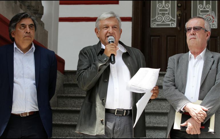 López Obrador habla acompañado de  Gerardo Esquivel (izquierda), próximo subsecretario de Egresos, y Carlos Urzúa, propuesto para ocupar la Secretaría de Hacienda. NOTIMEX/A. Monroy