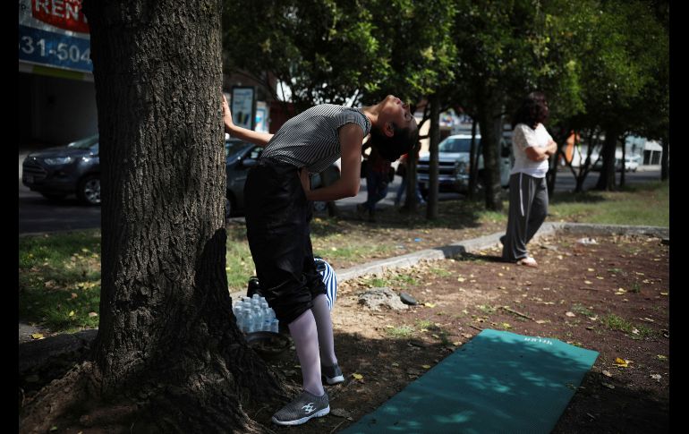 Los bailarines calientan los músculos antes de la presentación. AP / E. Espejel