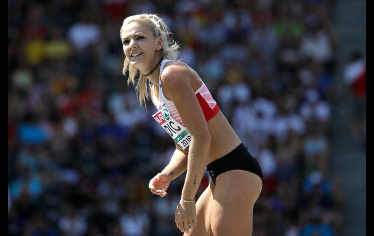 Ivona Dadic, de Austria, reacciona tras un salto de altura.