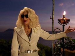 Cher participa en el musical como madre de la actriz Maryl Streep en la segunda parte de 