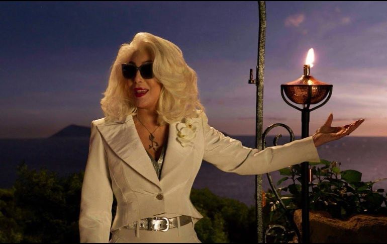 Cher participa en el musical como madre de la actriz Maryl Streep en la segunda parte de 