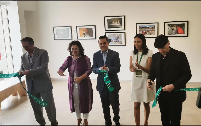 Con el corte de listón dentro de la exposición fotográfica de Daniel Mordzinski, arrancó el Hay Festival 2018 en Querétaro. ESPECIAL/B. Castillo
