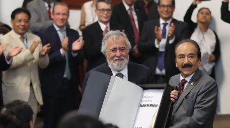 El presidente de la Asamblea Constituyente, Alejandro Encinas (I), hizo entrega de la primera Constitución, al presidente de la Mesa Directiva, José de Jesús Martín del Campo Castañeda. SUN / L. Godínez