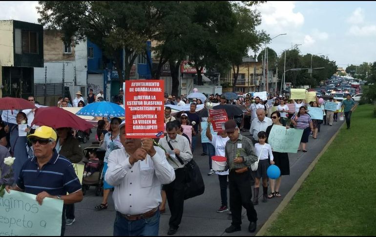 Con cánticos religiosos, pancartas y flores, los protestantes arribaron al templo de El Refugio para realizar oración. ESPECIAL/ Bomberos de Guadalajara