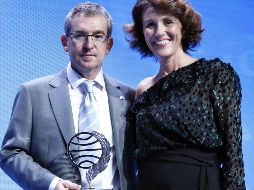 El escritor valenciano Santiago Posteguillo posa con el Premio Planeta junto a la finalista, Ayanta Barilli (d), durante la gala celebrada en el Palau de Congresos de Barcelona. EFE/A. Dalmau