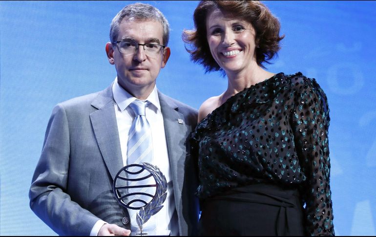 El escritor valenciano Santiago Posteguillo posa con el Premio Planeta junto a la finalista, Ayanta Barilli (d), durante la gala celebrada en el Palau de Congresos de Barcelona. EFE/A. Dalmau