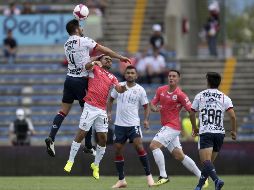 Acción del partido entre Lobos y Chivas en el juego de este domingo. MEXSPORT / J. Ramírez