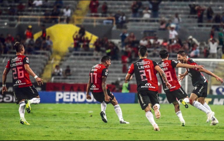 Los Zorros lograron su segunda victoria del torneo el viernes pasado, y además marcaron cuatro goles, el último fue cortesía de Omar González (derecha). MEXSPORT