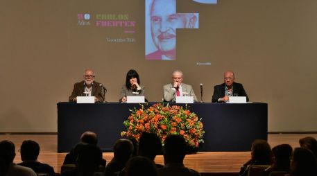 Amigos, colegas y familiares recordaron a Carlos Fuentes, a quien definieron como un hombre que contribuyó a la renovación del género novelístico. ESPECIAL / NTMX