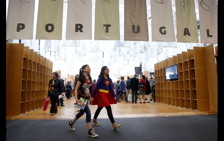 Los lectores más entusiastas acudieron a la Expo Guadalajara con curiosos vestuarios. EFE / F. Guasco