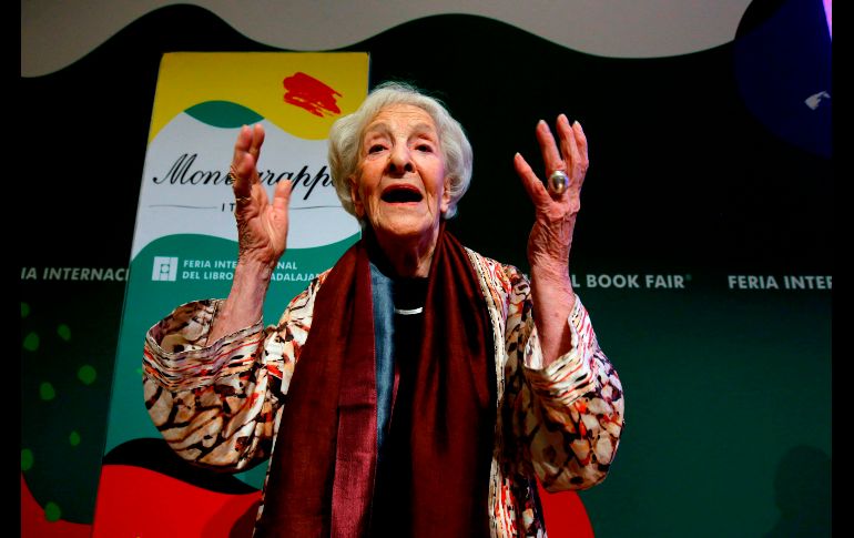 La poeta uruguaya Ida Vitale, recogió el Premio FIL de Literatura en Lenguas Romances 2018 y emitió una declaración de amor y de agradecimiento hacia México. AFP / U. Ruiz