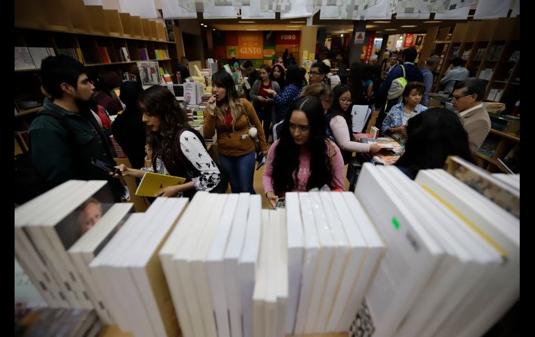 Desde las primeras horas, se observaron los pasillos llenos de lectores ávidos de adquirir nuevas obras. EL INFORMADOR / F. Atilano