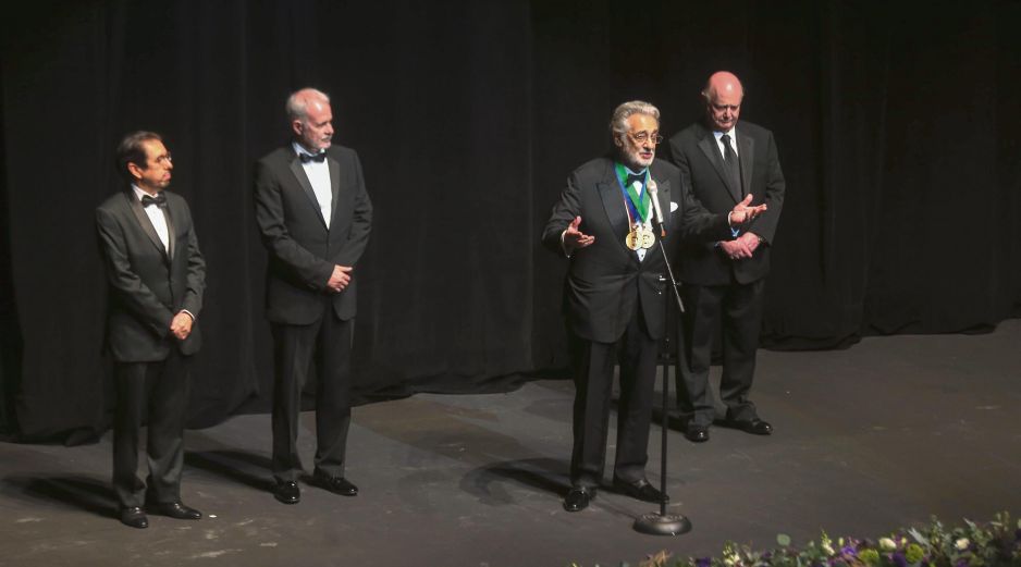 Alejandro Elizalde, Raúl Padilla y Juan Beckmann entregaron las medallas a Plácido Domingo (frente al micrófono). EL INFORMADOR / G. Gallo