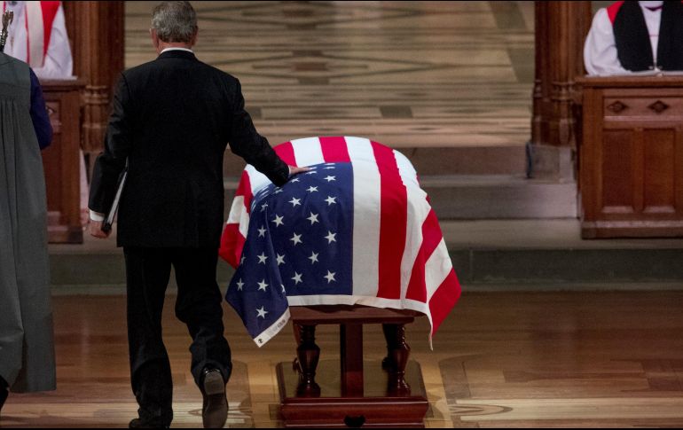 El ex presidente republicano George W. Bush (2001-2009), hijo del fallecido, llega más tarde a la catedral porque había acompañado el traslado del féretro de su padre desde el Capitolio. EFE / A. Harnik