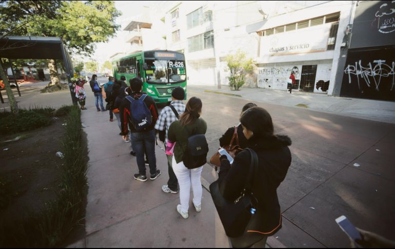 Los usuarios consultados por este medio denunciaron que, si los choferes ven que tienen un vale de pago en la mano cuando aguardan en la parada del camión, éstos simplemente no se detienen. EL INFORMADOR/F. Atilano