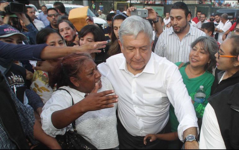 López Obrador, en su gira por zonas dañadas por el huracán “Willa”, en Nayarit. NOTIMEX