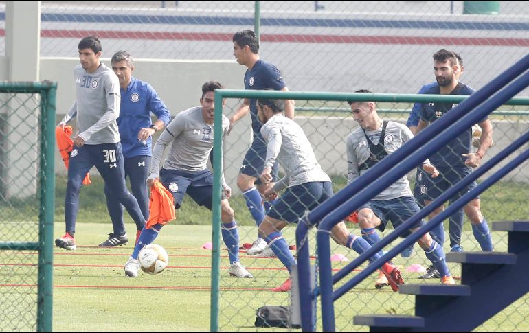 El cuadro cementero se divide en dos. Los titulares ante Rayados, en la semifinal, realizan trabajo regenerativo en el gimnasio, mientras que el resto practica definición frente al arco. SUN / A. Salinas