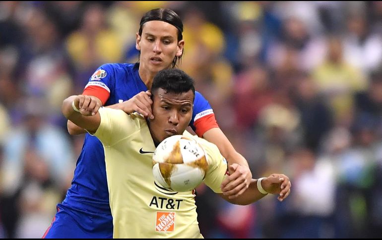 Igor Lichnovsky recurrió al uso excesivo de las manos para frenar a Roger Martínez. MEXSPORT/I. Ortiz