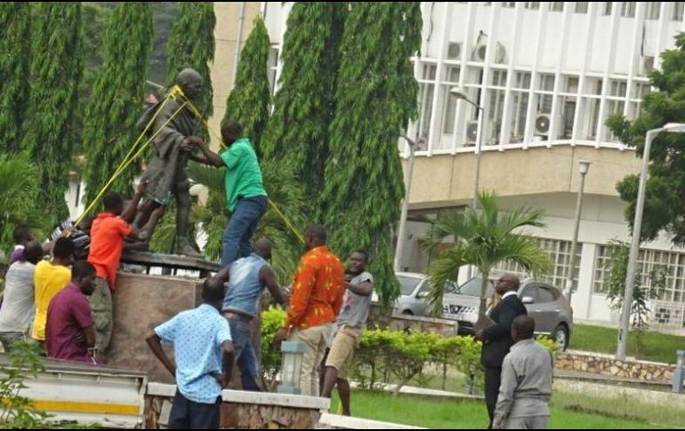 Desde la instalación de la pieza, distintos profesores empezaron una petición para su retiro. TWITTER/@blogs__ES
