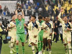 El arquero americanista, Agustín Marchesín, levanta el trofeo de campeón seguido de sus compañeros. MEXSPORT