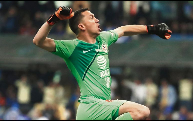 El arquero americanista festeja el título número 13 de las Águilas. AFP