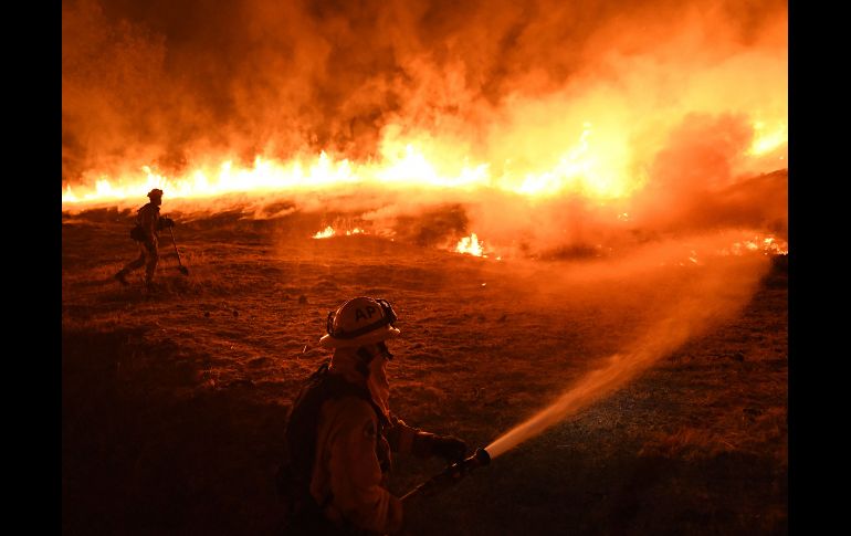 Bomberos realizan una quema controlada para proteger casas de las llamas en Upper Lake, California, el 2 de agosto. El fuego 