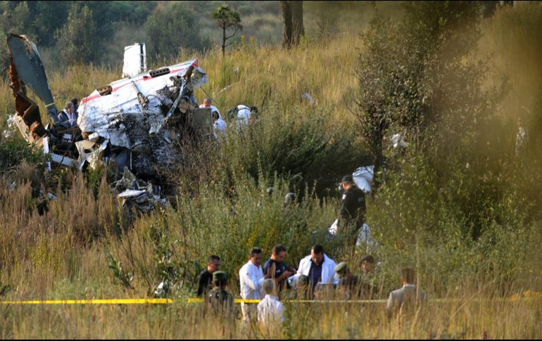 Los restos del helicóptero donde viajaba José Francisco Blake el 11 de noviembre de 2011. La aeronave que se desplomó en un paraje del municipio de Chalco, en el Estado de México. EFE/ARCHIVO