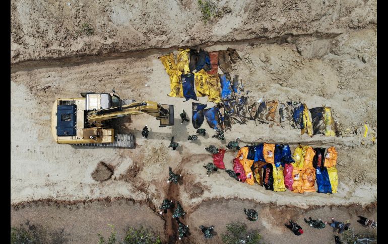 Soldados en Poboya, Indonesia, realizan el 2 de octubre un entierro masivo de víctimas del sismo y tsunami que azotaron la región. AFP/J. Samad