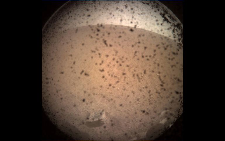 La primera imagen tomada por la nave robótica InSight de la NASA, tras aterrizar con éxito sobre la superficie de Marte el 26 de noviembre. NASA/JPL-Caltech/P